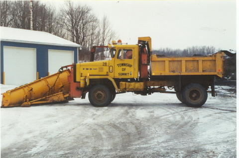 http://www.badgoat.net/Old Snow Plow Equipment/Trucks/FWD Trucks/FWD's/GW480H318-28.jpg
